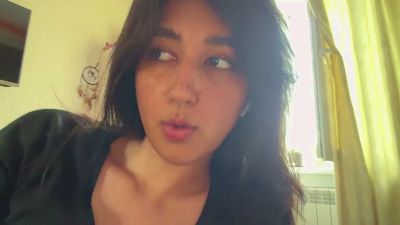 YingPopichak live cam on Cam4