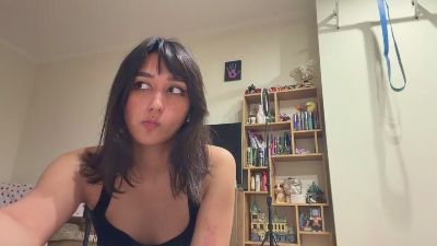 YingPopichak live cam on Cam4