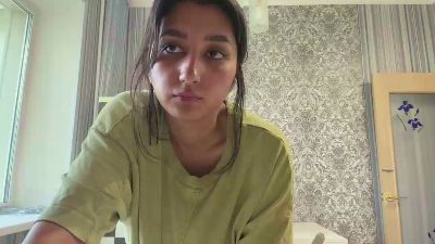 YingPopichak live cam on Cam4