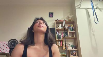YingPopichak live cam on Cam4