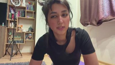 YingPopichak live cam on Cam4
