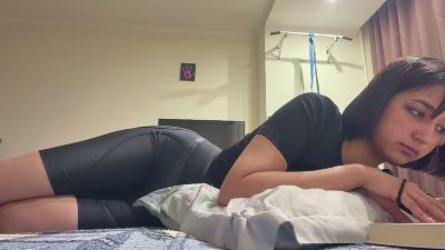 YingPopichak live cam on Cam4
