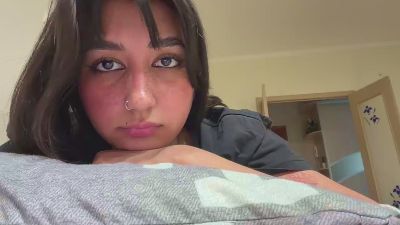YingPopichak live cam on Cam4