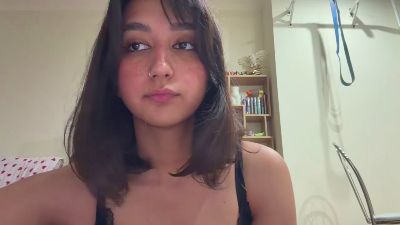 YingPopichak live cam on Cam4