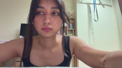 YingPopichak live cam on Cam4