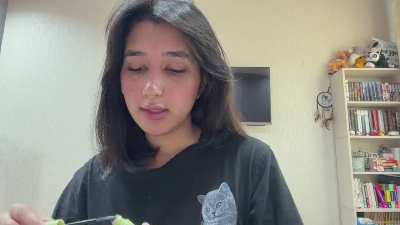 YingPopichak live cam on Cam4