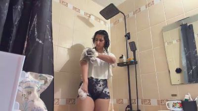 YingPopichak live cam on Cam4