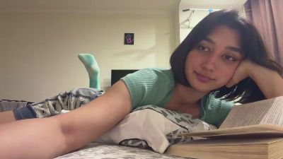 YingPopichak live cam on Cam4