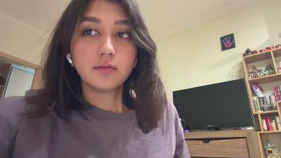YingPopichak live cam on Cam4