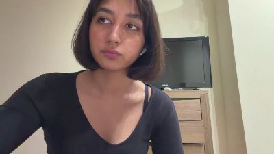 YingPopichak live cam on Cam4
