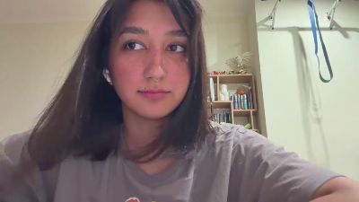 YingPopichak live cam on Cam4