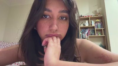 YingPopichak live cam on Cam4