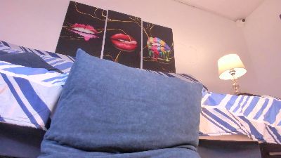 Yiovanna19 live cam on Cam4