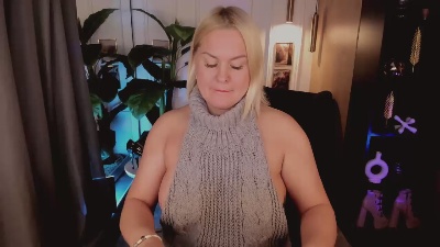 YolandaKiss live cam on Cam4