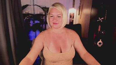 YolandaKiss live cam on Cam4