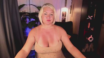 YolandaKiss live cam on Cam4