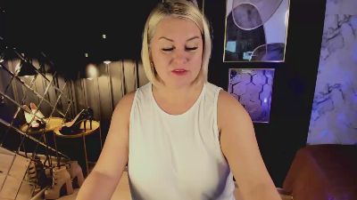 YolandaKiss live cam on Cam4