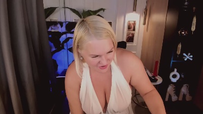 YolandaKiss live cam on Cam4