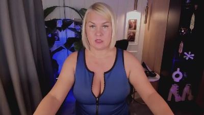 YolandaKiss live cam on Cam4