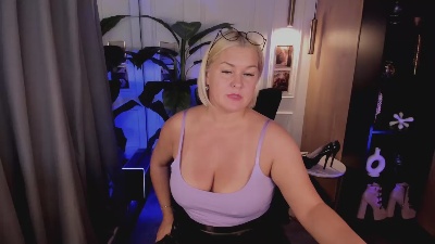 YolandaKiss live cam on Cam4