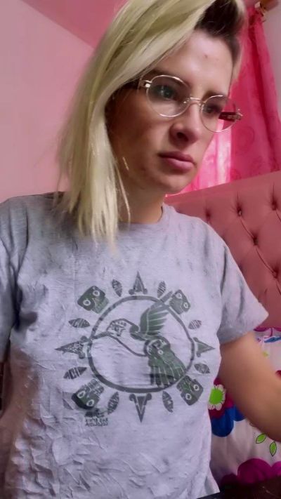 Youlittlestar28 live cam on Cam4
