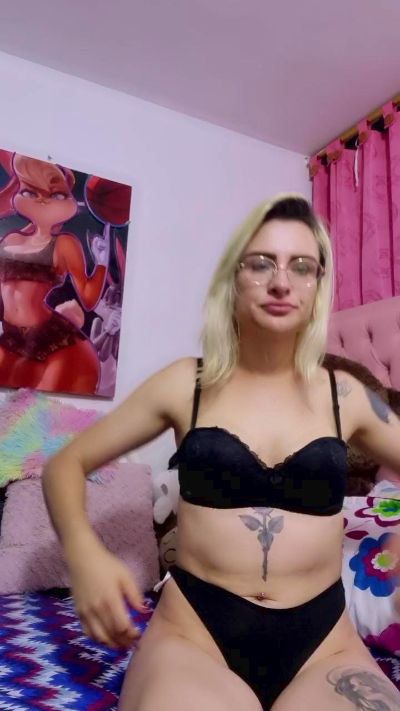 Youlittlestar28 live cam on Cam4