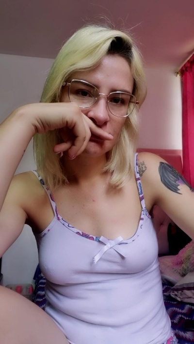 Youlittlestar28 live cam on Cam4