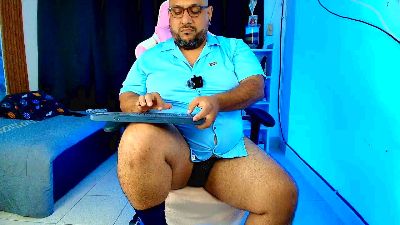YoungBear_ live cam on Cam4