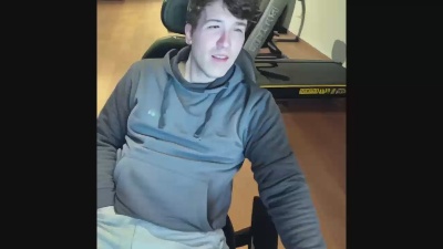 YoungGamerBulge live cam on Cam4
