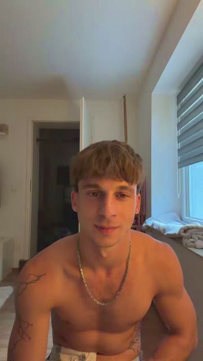 YourLittleBoy18 live cam on Cam4