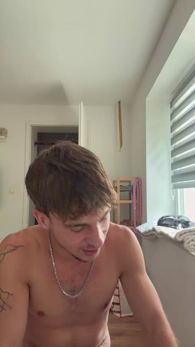 YourLittleBoy18 live cam on Cam4