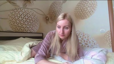 Yourrealgirl live cam on Cam4