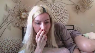 Yourrealgirl live cam on Cam4