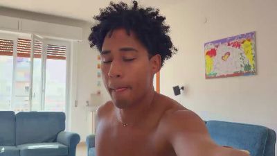 Yourvalentino live cam on Cam4