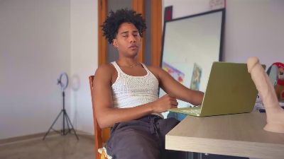 Yourvalentino live cam on Cam4