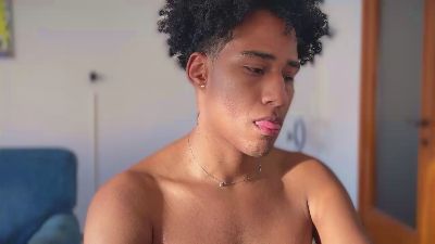 Yourvalentino live cam on Cam4