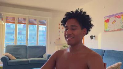 Yourvalentino live cam on Cam4