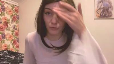 YukIsaacs live female webcam from France