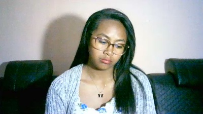 Yummy_sitraka live cam on Cam4