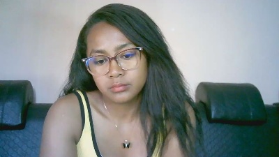 Yummy_sitraka live cam on Cam4