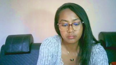 Yummy_sitraka live cam on Cam4