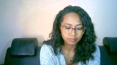 Yummy_sitraka live cam on Cam4