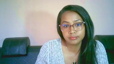 Yummy_sitraka live cam on Cam4