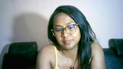 Yummy_sitraka live cam on Cam4