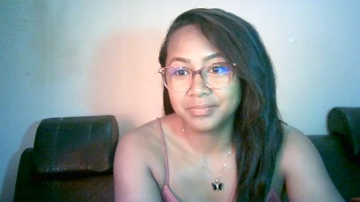 Yummy_sitraka live cam on Cam4