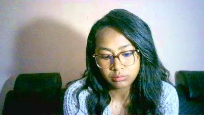 Yummy_sitraka live cam on Cam4