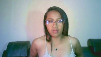 Yummy_sitraka live cam on Cam4