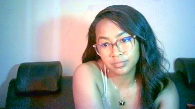 Yummy_sitraka live cam on Cam4