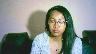 Yummy_sitraka live cam on Cam4