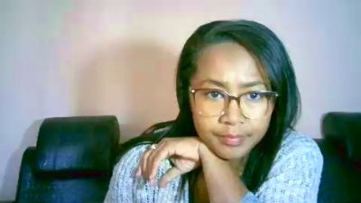 Yummy_sitraka live cam on Cam4